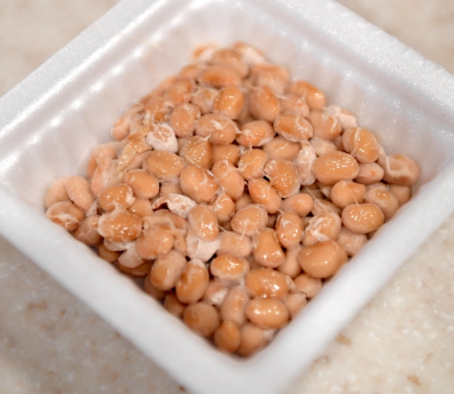 チロシンの付いた納豆（イメージ）